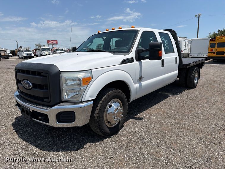 2015 Ford F350 Super Duty Crew Cab flatbed pickup truck - EG9299