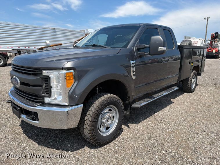 2017 Ford F250 Super Duty Ext. Cab utility bed pickup truck - EG9309