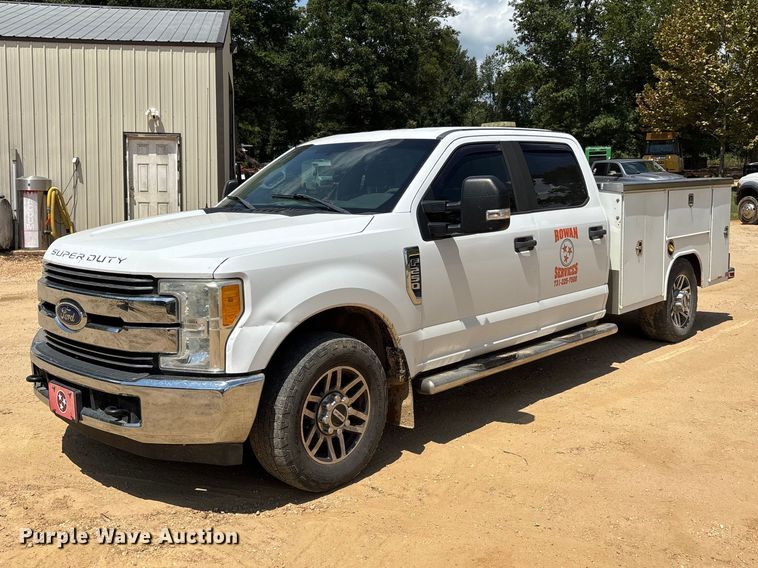 2017 Ford F250 Super Duty Crew Cab utility bed pickup truck - ER3235