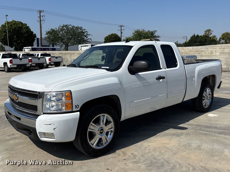 2007 Chevrolet Silverado 1500 Ext. Cab flatbed pickup truck - ER7590