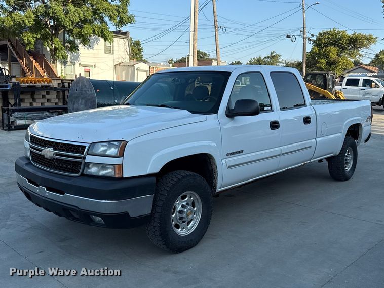 2006 Chevrolet Silverado 2500HD Crew Cab pickup truck - EV6133