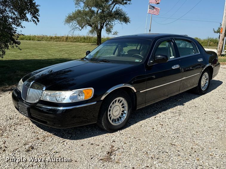 1999 Lincoln Town Car  - EV6136