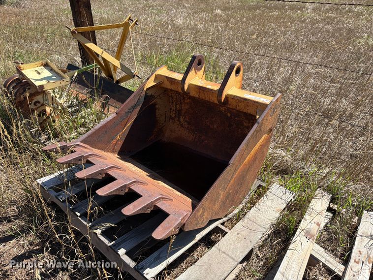 John Deere 36" W excavator bucket - EW1082