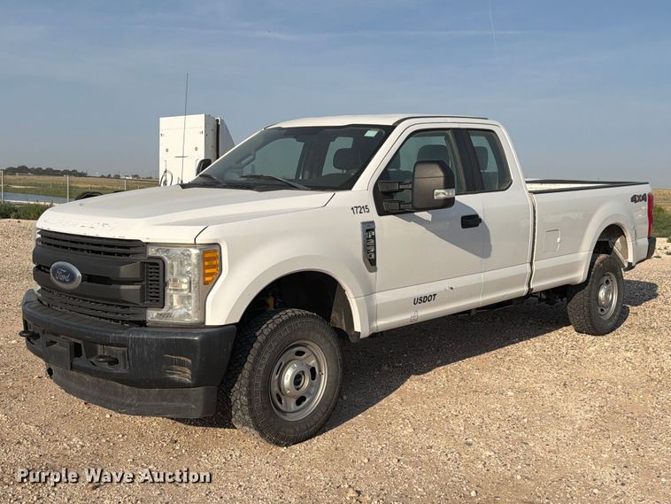 2017 Ford F250 XL Ext. Cab pickup truck - EW8660