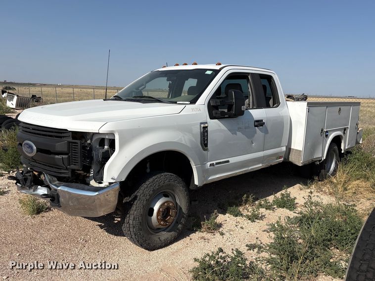 2019 Ford F350 Super Duty Ext. Cab utility bed pickup truck - EW8670
