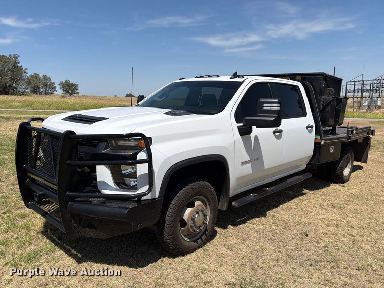 2022 Chevrolet Silverado 3500HD Crew Cab flatbed pickup truck - EW8733
