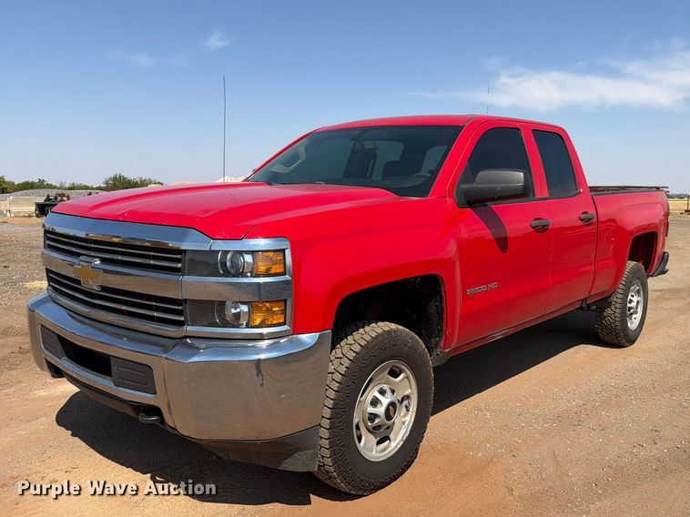 2017 Chevrolet Silverado 2500HD Crew Cab pickup truck - EW8744