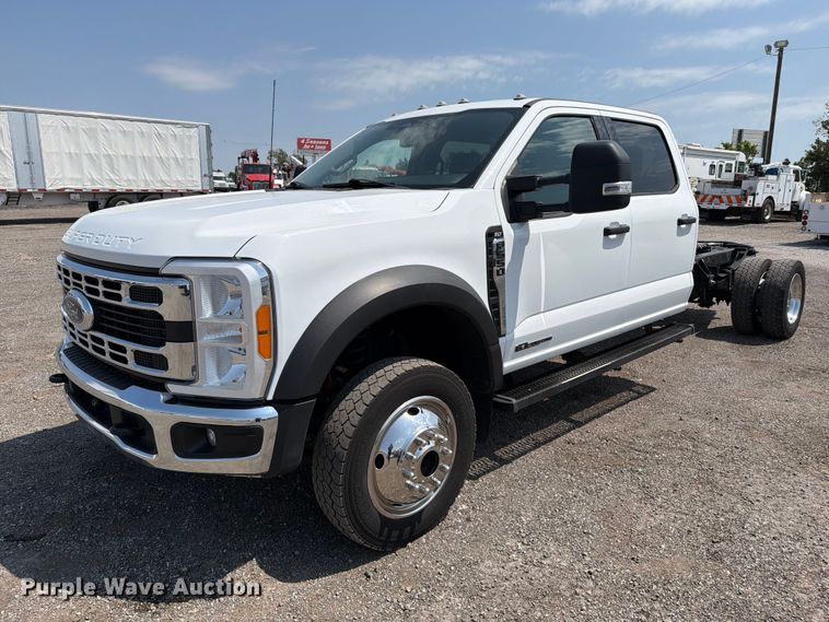 2023 Ford F550 super duty Crew Cab truck cab and chassis - FB5040