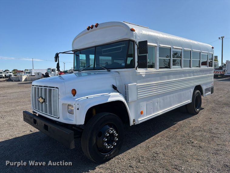 2000 Chevrolet B7 school bus - FB5071