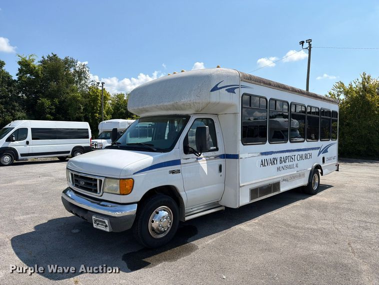 2005 Starcraft Ford E450 Super Duty shuttle bus - FC3267