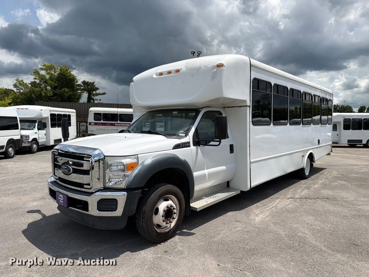 2016 Ford F550 Super Duty shuttle bus - FC3271