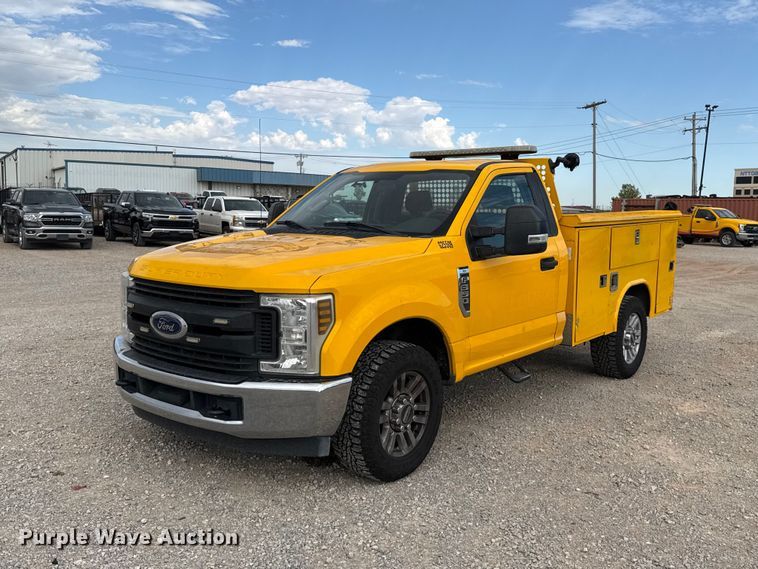 2019 Ford F350 Super Duty utility bed pickup truck - FC4218