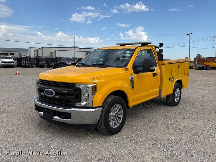 2019 Ford F350 Super Duty utility bed pickup truck - FC4220