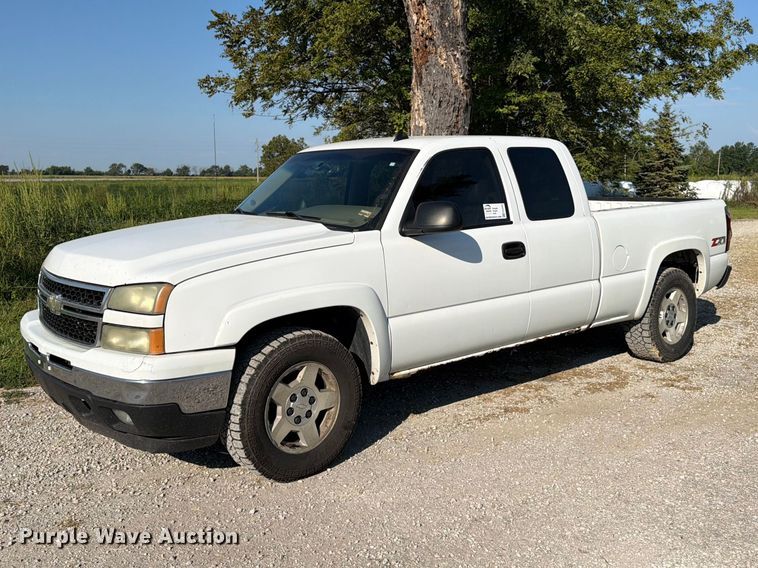 2007 Chevrolet Silverado 1500 Ext. Cab pickup truck - FK3395