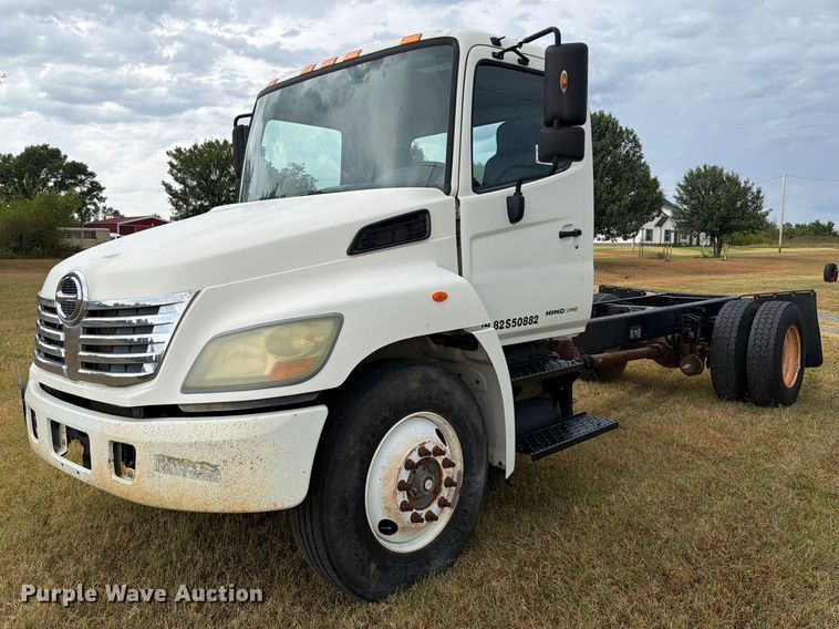 2008 Hino 338 truck cab and chassis - FK5063