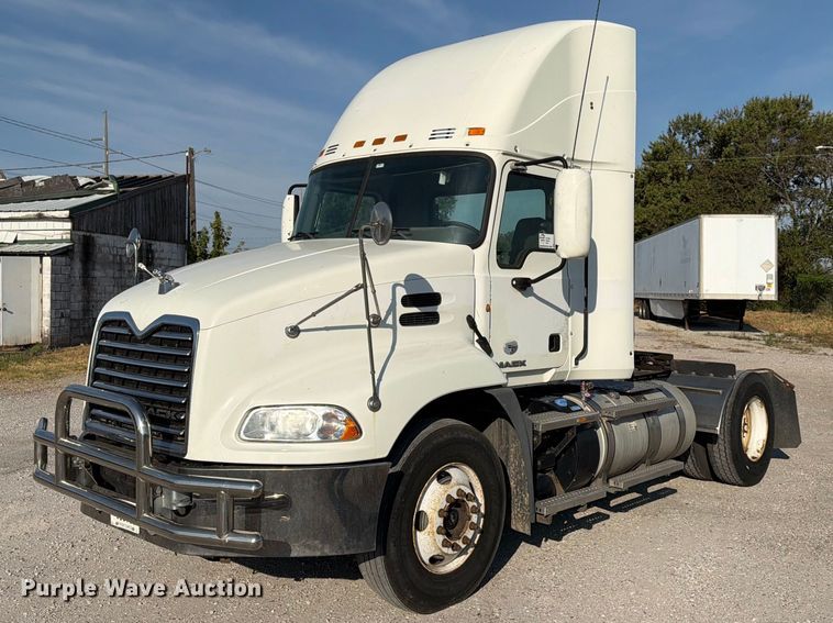 2014 Mack CXU612 semi truck - FN2568
