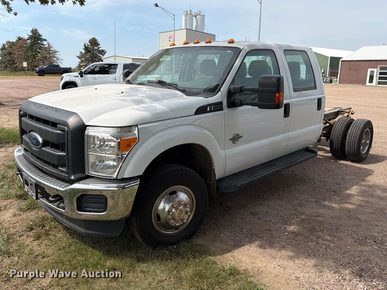 2013 Ford F350 Super Duty Crew Cab pickup truck cab and chassis - FT6693