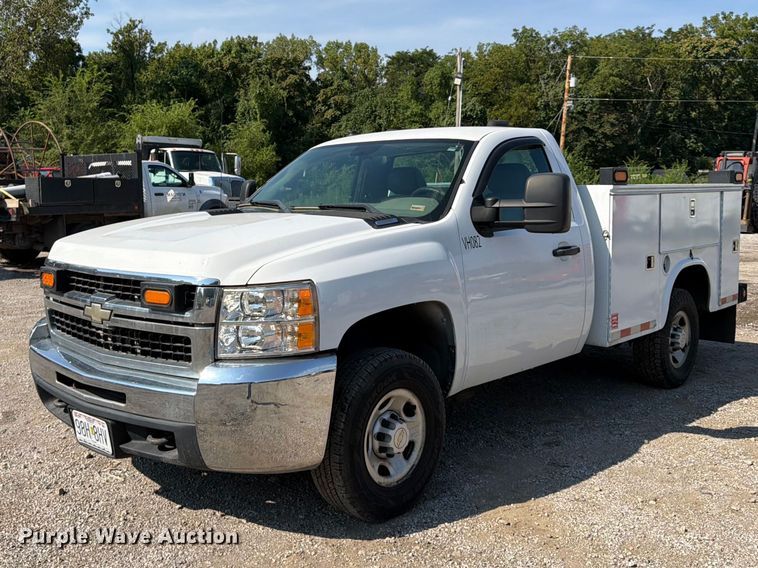 2009 Chevrolet Silverado 2500HD utility bed pickup truck - FU4591