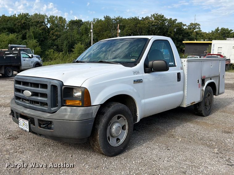 2006 Ford F250 Super Duty XL utility bed pickup truck - FU4593