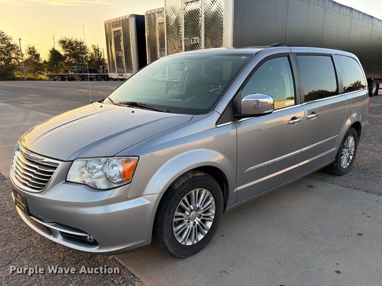 2016 Chrysler Town And Country Touring van - MQ9144