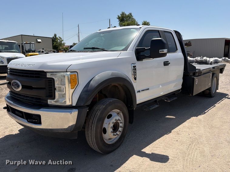 2017 Ford F550 Super Duty XL Ext. Cab flatbed truck - MZ9909