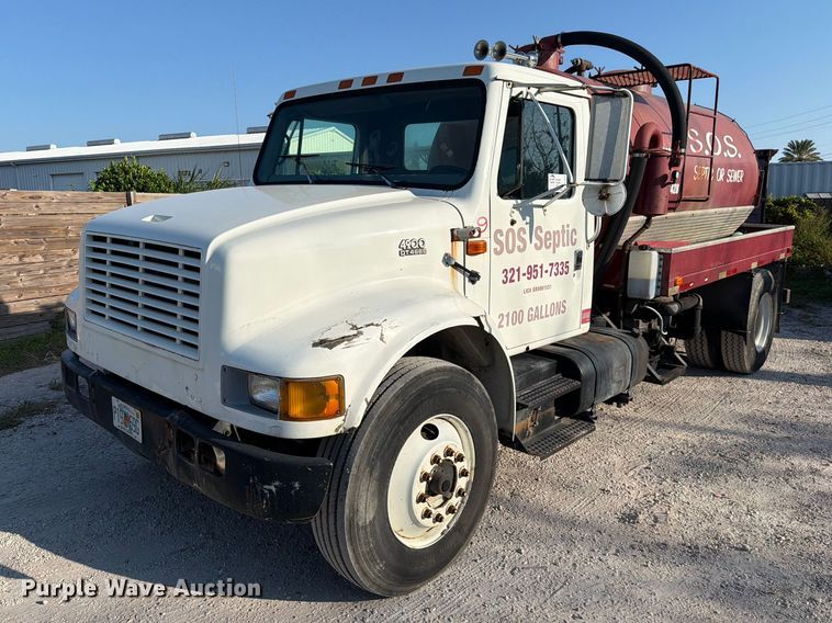 2000 International 4900 vacuum truck - DV7312