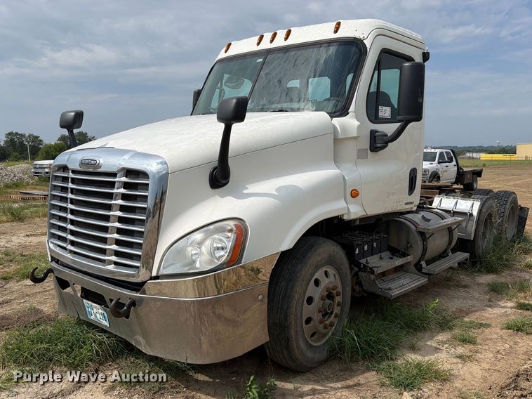 2010 Freightliner Cascadia semi truck - EG8313