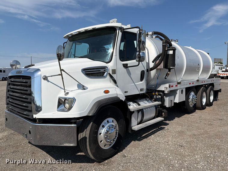 2015 Freightliner 114SD vacuum truck - FB5055