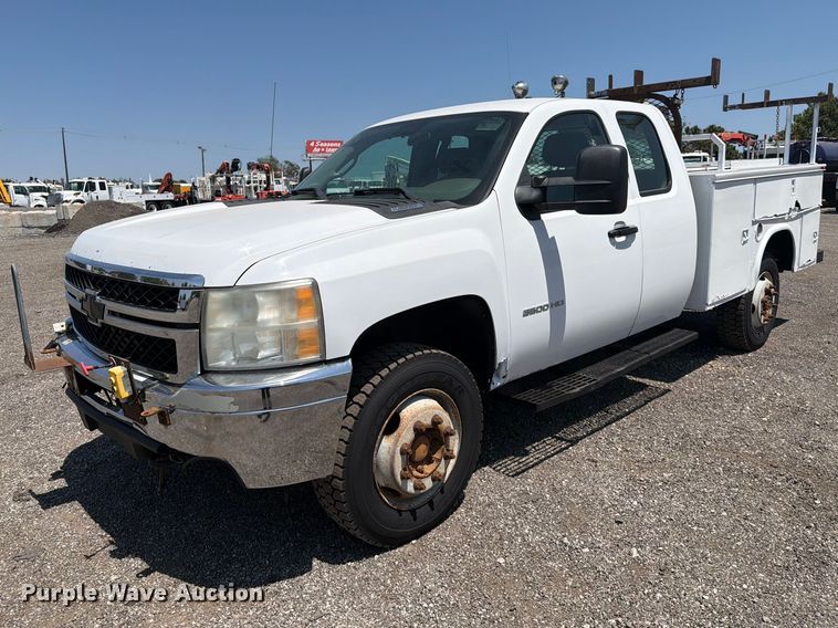 2011 Chevrolet Silverado 3500HD Ext. Cab utility bed pickup truck - FB5061