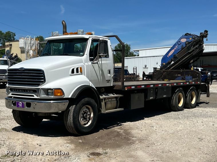 2005 Sterling Truck L9500 Series crane truck - FC2737