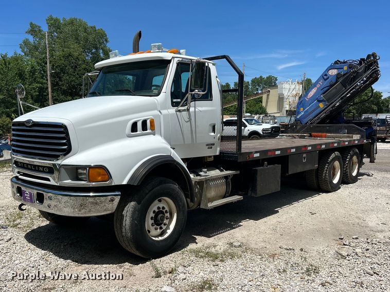 2005 Sterling Truck L9500 Series crane truck - FC2739