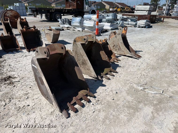(4) excavator buckets - FC3318