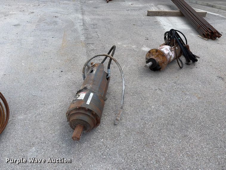 (2) hydraulic auger drivers - FC3320