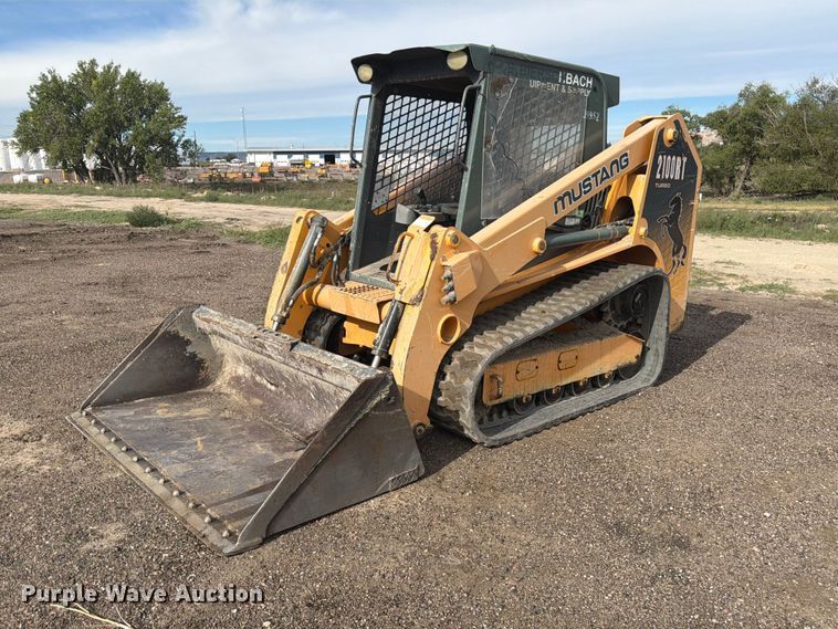 2011 Mustang 2100RT tracked skid steer loader - FM7638