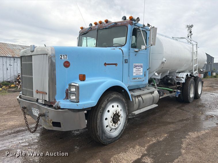 1989 International F9300 water truck - FM7639