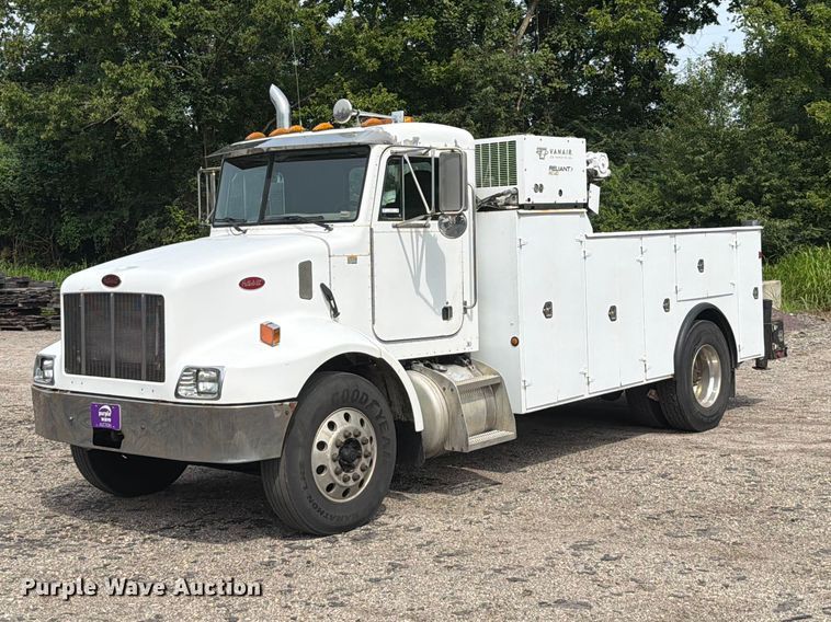 2002 Peterbilt 330 utility / service truck - FT6158