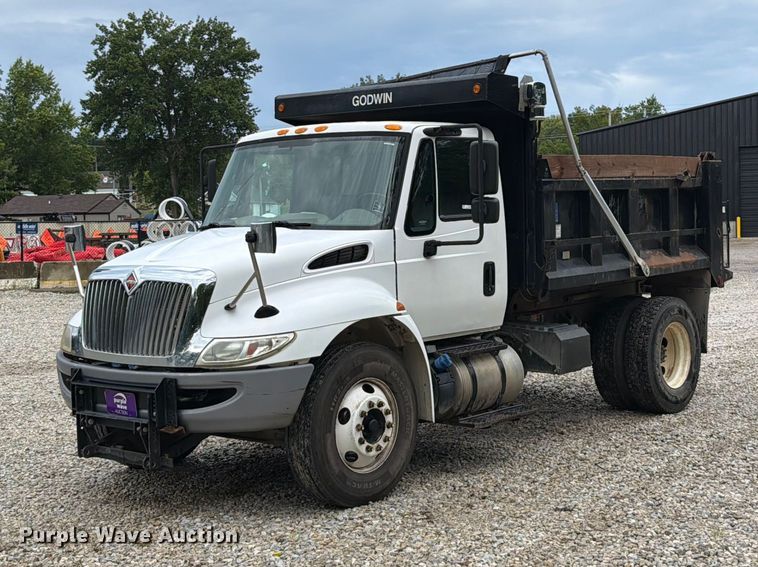 2017 International 4300 dump truck - FT6186