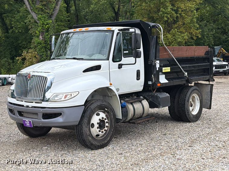 2018 International 4300 SBA dump truck - FT6187