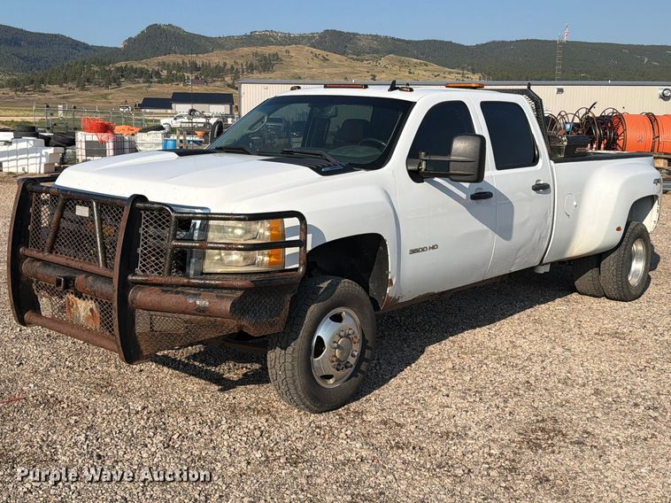 2013 Chevrolet Silverado 3500HD Crew Cab pickup truck - FT6681