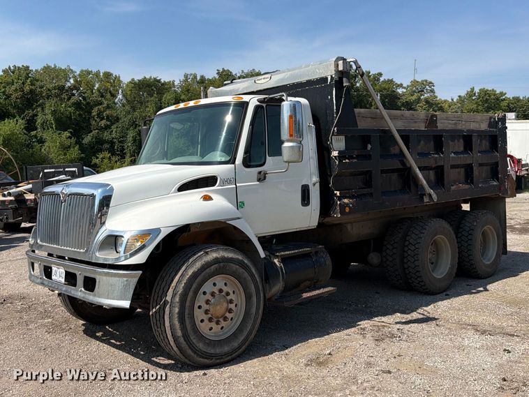 2004 International 7400 dump truck - FU4594