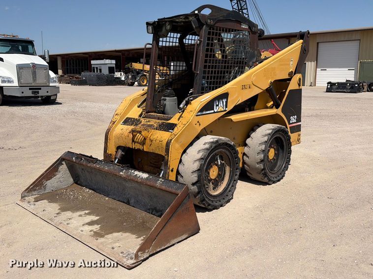 2002 Caterpillar 262 skid steer loader - MZ9905