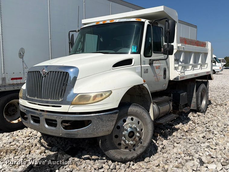 2004 International 4400 dump truck - YA4713
