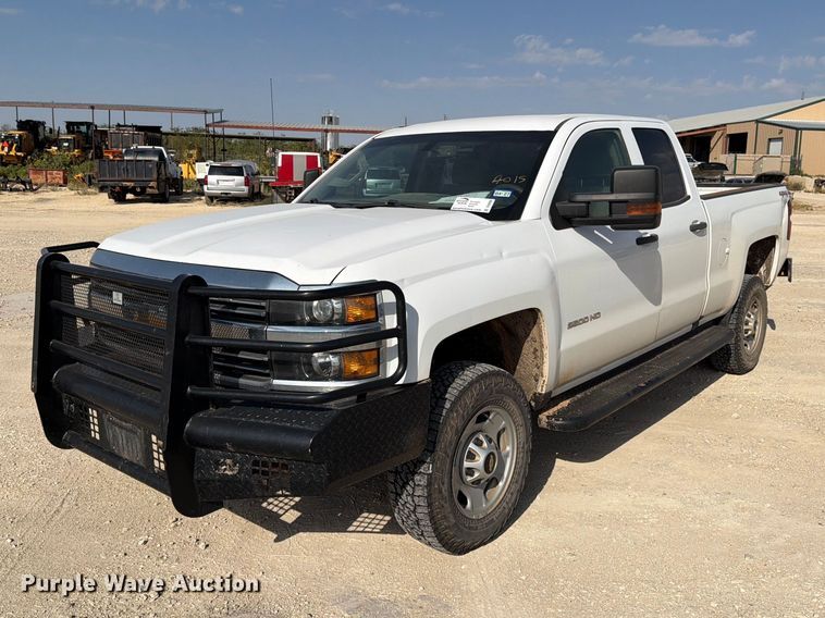 2017 Chevrolet Silverado 2500 Crew Cab pickup truck - DV8608