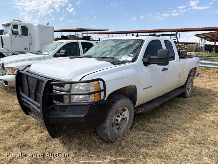 2013 Chevrolet Silverado 2500 Ext. Cab pickup truck - DV8613