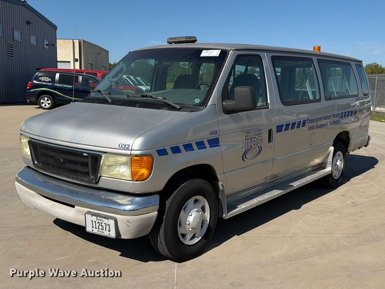 2003 Ford E350 van - FN5856