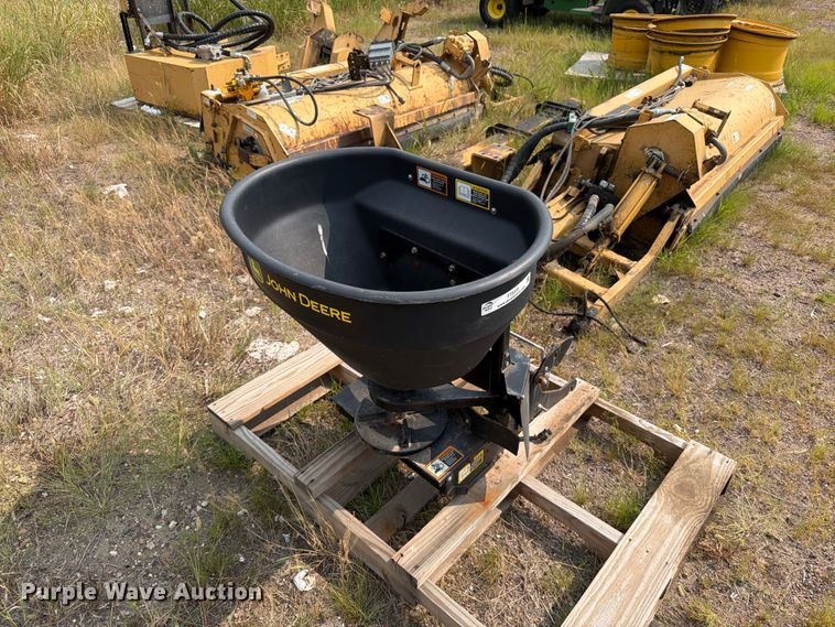 John Deere X700 spreader - FT6535