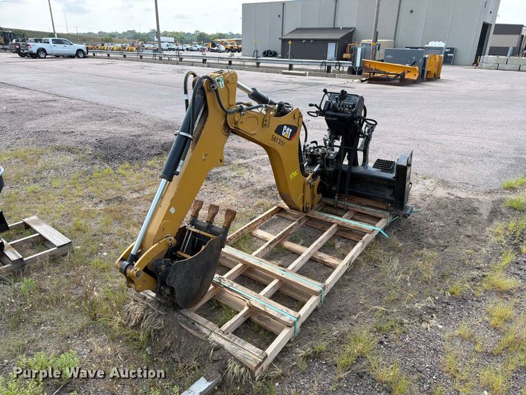 2013 Caterpillar BH150 skid steer backhoe - FT6536