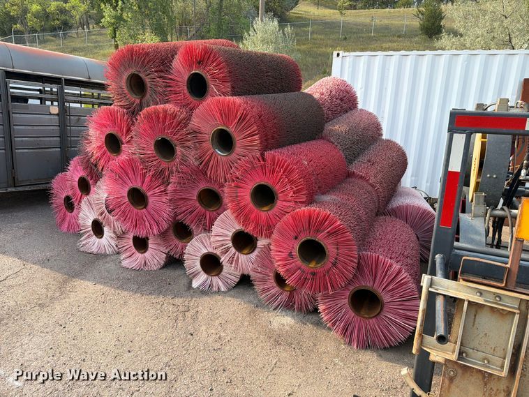 Approximately 38 brooms - FT6593