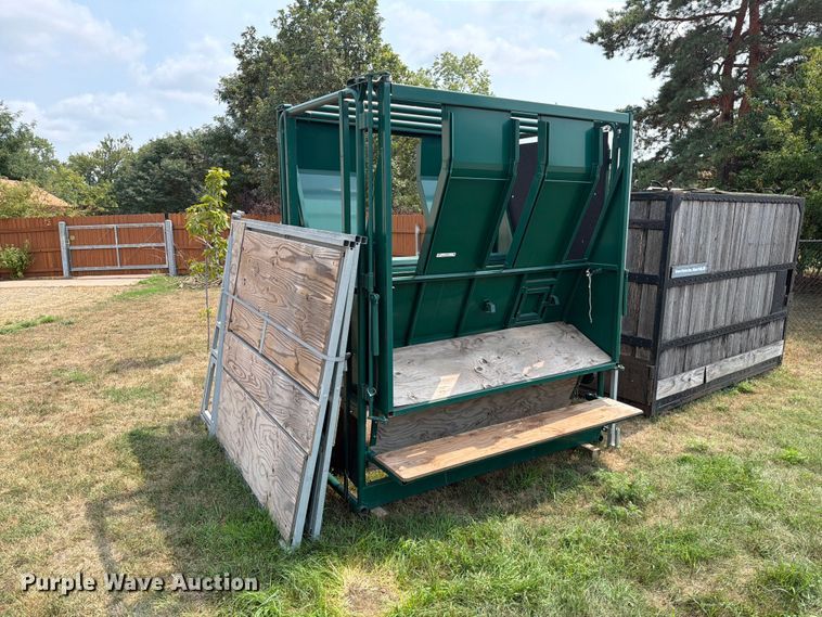 Fauna Research Inc tamer squeeze chute - FT6625