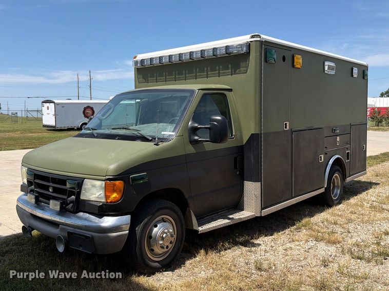 2003 Ford E450 Super Duty ambulance - NF9511